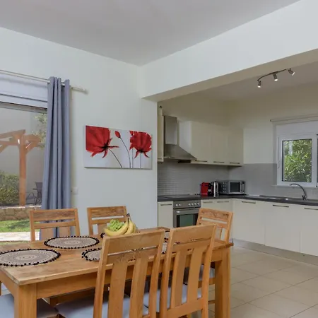 Seaview 2-bedroom 1 With 75 Sqm Shared Pool *