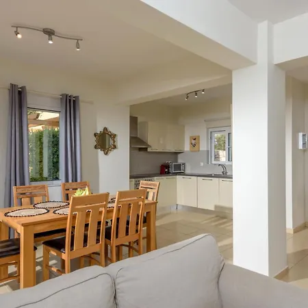Seaview 2-bedroom 1 With 75 Sqm Shared Pool 빌라 코라파키아