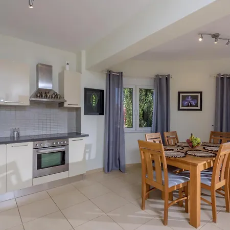 Seaview 2-bedroom 1 With 75 Sqm Shared Pool * 코라파키아