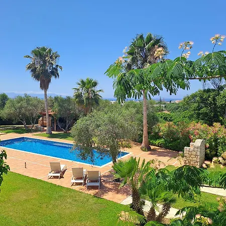 Seaview 2-bedroom 1 With 75 Sqm Shared Pool Chorafakia