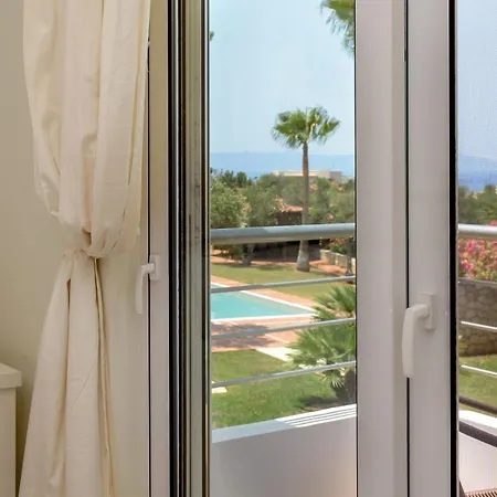 Seaview 2-bedroom 1 With 75 Sqm Shared Pool *